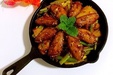 “干鍋雞翅”的家常做法，麻辣鮮香，好吃到舔盤子