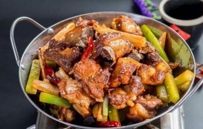 “干鍋排骨”的家常做法，做法簡單，口感麻辣鮮香