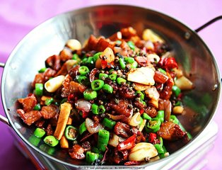 辣子雞最正宗的做法，外酥里嫩，麻辣爽口超過癮