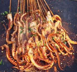 四川小吃鐵板魷魚技術(shù)做法哪里好？短期小吃培訓(xùn)中心