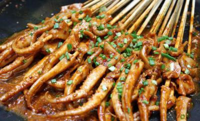 四川街邊鐵板魷魚技術(shù)做法哪里好？每位學(xué)員親自動(dòng)手制作