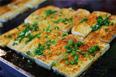鐵板豆腐培訓(xùn)哪里好？鐵板豆腐技術(shù)無保留教學(xué)